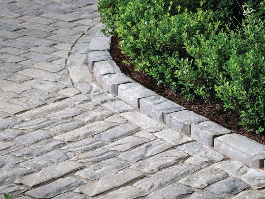 Betonový obrubník podél chodníku